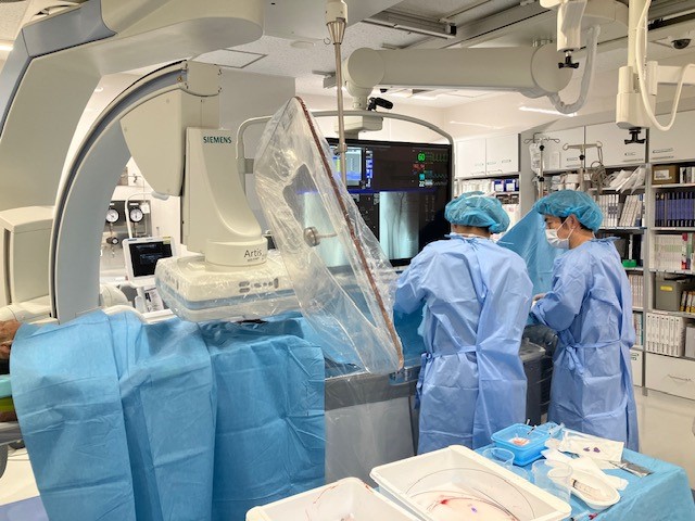 埼玉医科大学総合医療センター最新型血管造影室（CT装置付き）で血管内治療中の様子